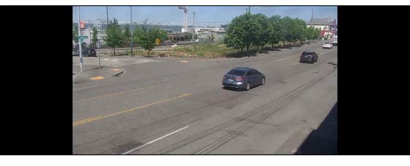 Dynamic intersection camera at Fast 4G tier (~45 kbps delivered, 11 fps) — near real-time